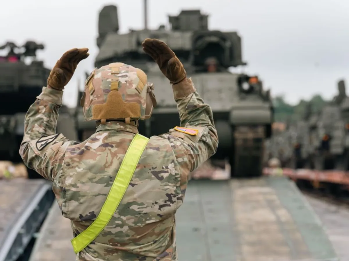 Un soldat din Armata SUA ghidează un vehicul de luptă M2 Bradley - Foto: Profimedia Images (imagine cu caracter ilustrativ)