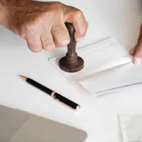 Un bărbat a semnat în locul mamei pentru a-i vinde mașinile de lux ca să-și acopere datoriile - Foto: Profimedia / imagine rol ilustrativ