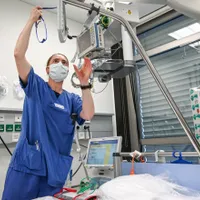 Medicii aleg între pacienți și decid pe cine salvează, pentru că nu mai sunt locuri la terapie intensivă. / Foto: digi24.ro