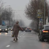 FOTO Andreea Marin și-a parcat mașina pe avarii sub semnul „oprirea interzisă”. A făcut cumpărături / spynews.ro