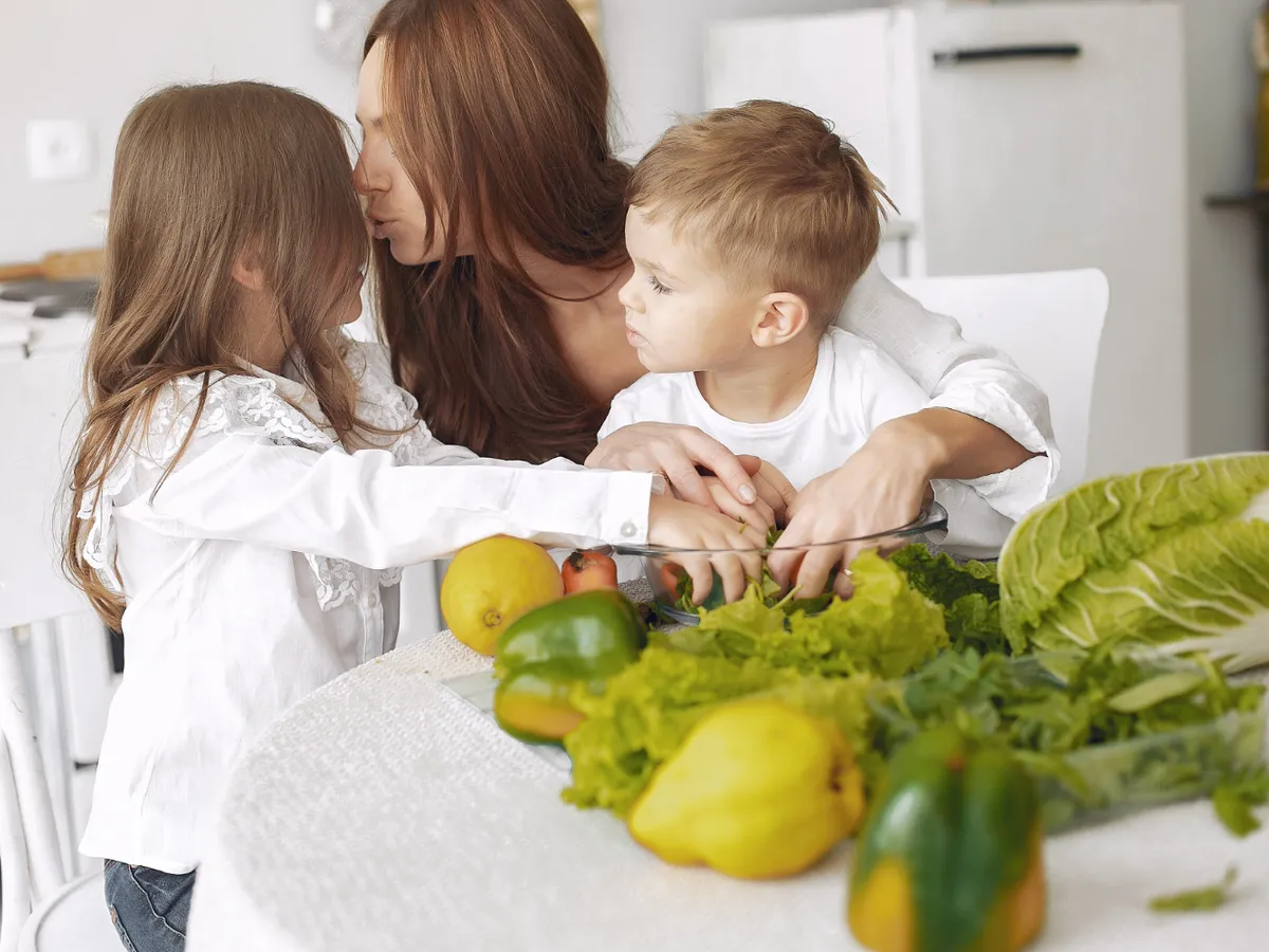 Cum să îi faci pe copii să mănânce legume? Trucuri pentru a scăpa de mofturile alimentare - Foto: Freepik (Imagine cu rol ilustrativ)