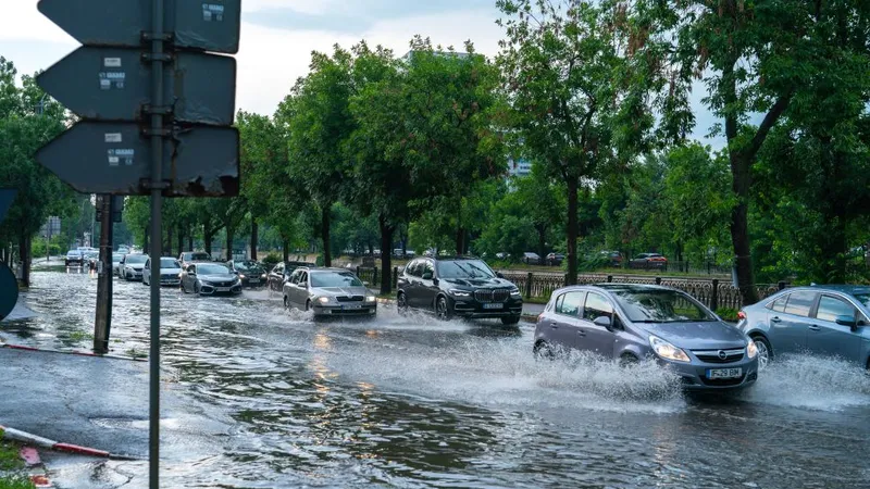 Maşini mergând la Splaiul Unirii cu Mihai Bravu, prin carosabilul inundat - Foto: INQUAM PHOTOS/Pană Tudor