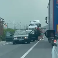 Doi șoferi s-au șicanat în trafic, apoi s-au luat la bătaie în drum. Unul a scos un topor. / Foto: stiridecluj.ro