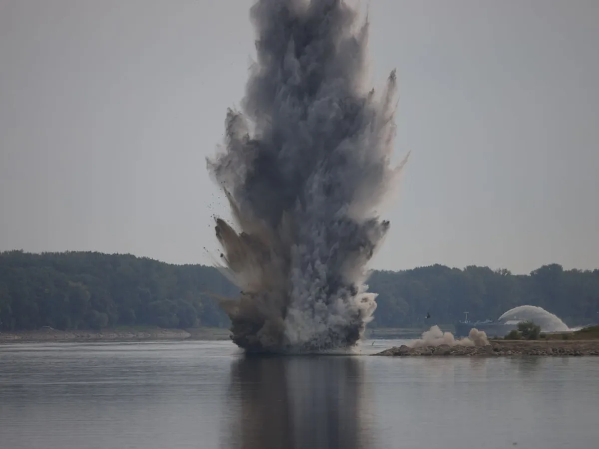 Detonarea controlată făcută de autorităţi, pe Dunăre - Foto: INQUAM PHOTOS/George Călin