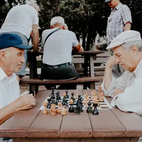 Pensionarii joacă șah în parc Foto: Unsplash.com/i Vlad Sargu