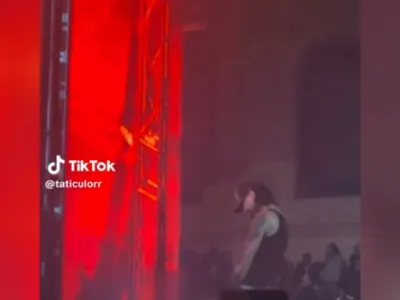 VIDEO Gest scandalos pe scenă: Un cunoscut trapper a fost filmat în timp ce urina în timpul unui concert