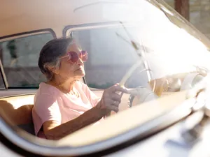 Șoferii de peste 70 ani, obligați să treacă teste complexe la 3 ani în UK. Cum e în România? - Foto: Freepik (Imagine cu rol ilustrativ)