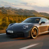 Cutiile negre, obligatorii pe mașini din iulie. Cum le montezi pe autoturisme aflate deja în trafic? - Foto: porsche.com (Imagine cu rol ilustrativ)