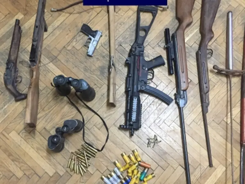 Un întreg arsenal de arme şi muniţii descoperit în mașina unui paznic de vânătoare după o amenințare - Foto: Poliția Română / imagine cu caracter ilustrativ