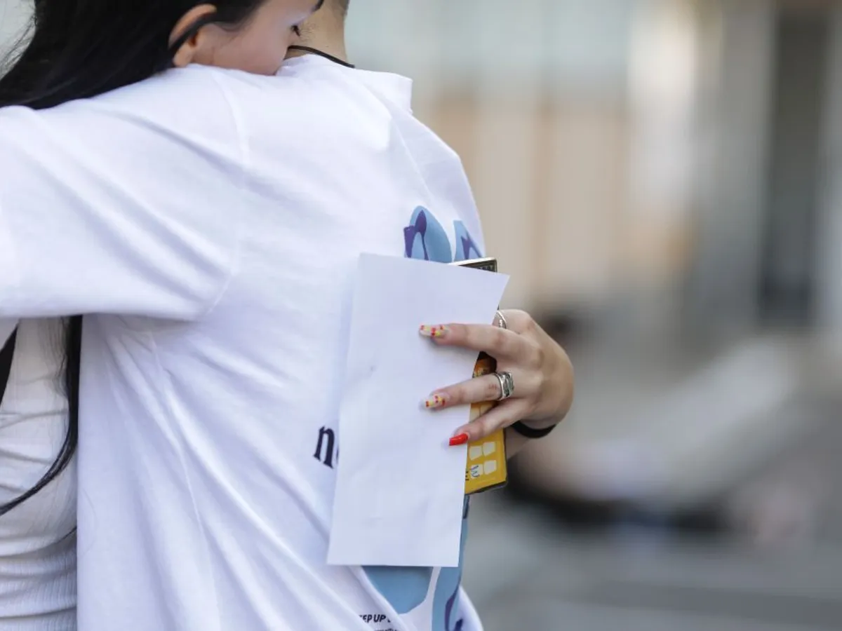 Doi tineri îmbrăţişaţi aşteptând să intre la prima probă a Bacalaureatului 2020 - Foto: INQUAM PHOTOS/Octav Ganea
