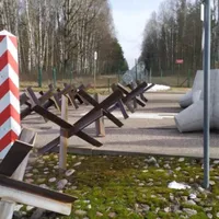 Lituania ia în calcul construirea unor bariere antitanc la granița cu Belarus, așa cum face Polonia - FOTO: Twitter/@mblaszczak