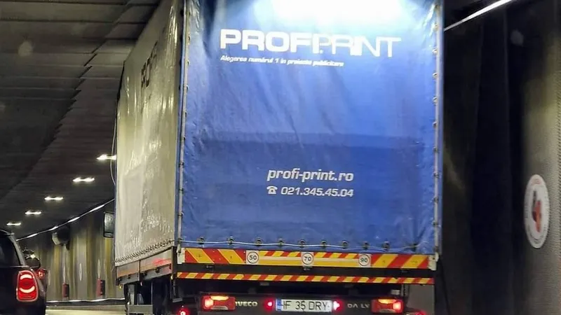 Încă un camion s-a înfipt în Pasajul Unirii, deși intrările sunt păzite Non-Stop de poliție. / Foto: Facebook