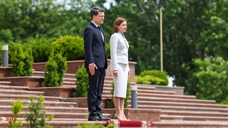 Nicușor Dan împreună cu Maia Sandu, președinta republicii Moldova - Foto: Profimedia Images