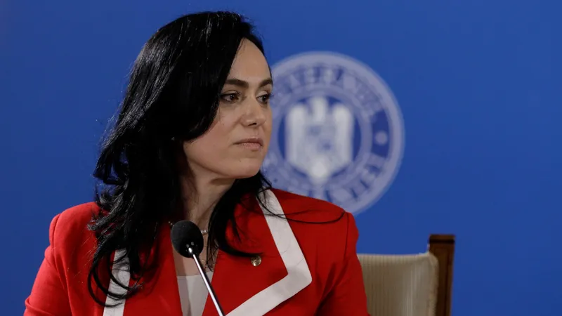 Ministrul muncii Bucura Oprescu și-a luat Mercedes - Foto: INQUAM / Octav Ganea