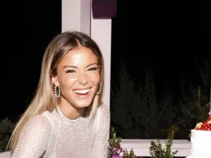 A apărut într-o rochie complet transparentă la ziua de naștere a unui copil de doi ani și internetul a ”explodat”: ”Nu se poate”