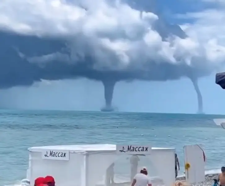 Trombe marine uriașe, cu aspect de tornadă, filmate în largul Mării Negre. / Foto: captură video