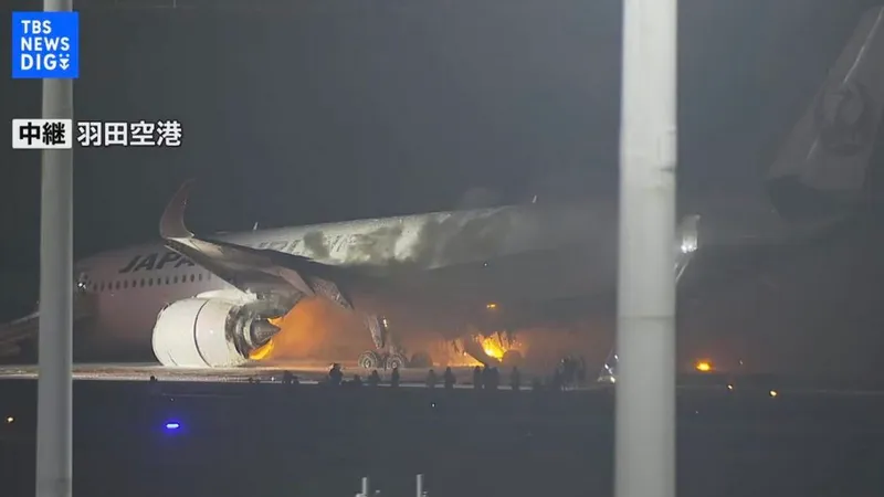 Catastrofă aviatică, pe Aeroport Haneda din Tokyo. Un avion cu peste 300 pasageri, în flăcări - Foto: captură video