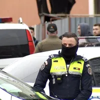 Poliția a oprit circulația în zona unde locuiește bprbatul Foto: Observatornews.ro