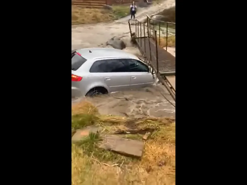 Un tânăr din Prahova și-a făcut Audi-ul barcă. A fost luat de viitură și a dărâmat o pasarelă. / Foto: captura video, Facebook