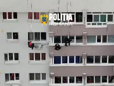 Mascații au intrat pe geam - Foto: Captură Poliția Română