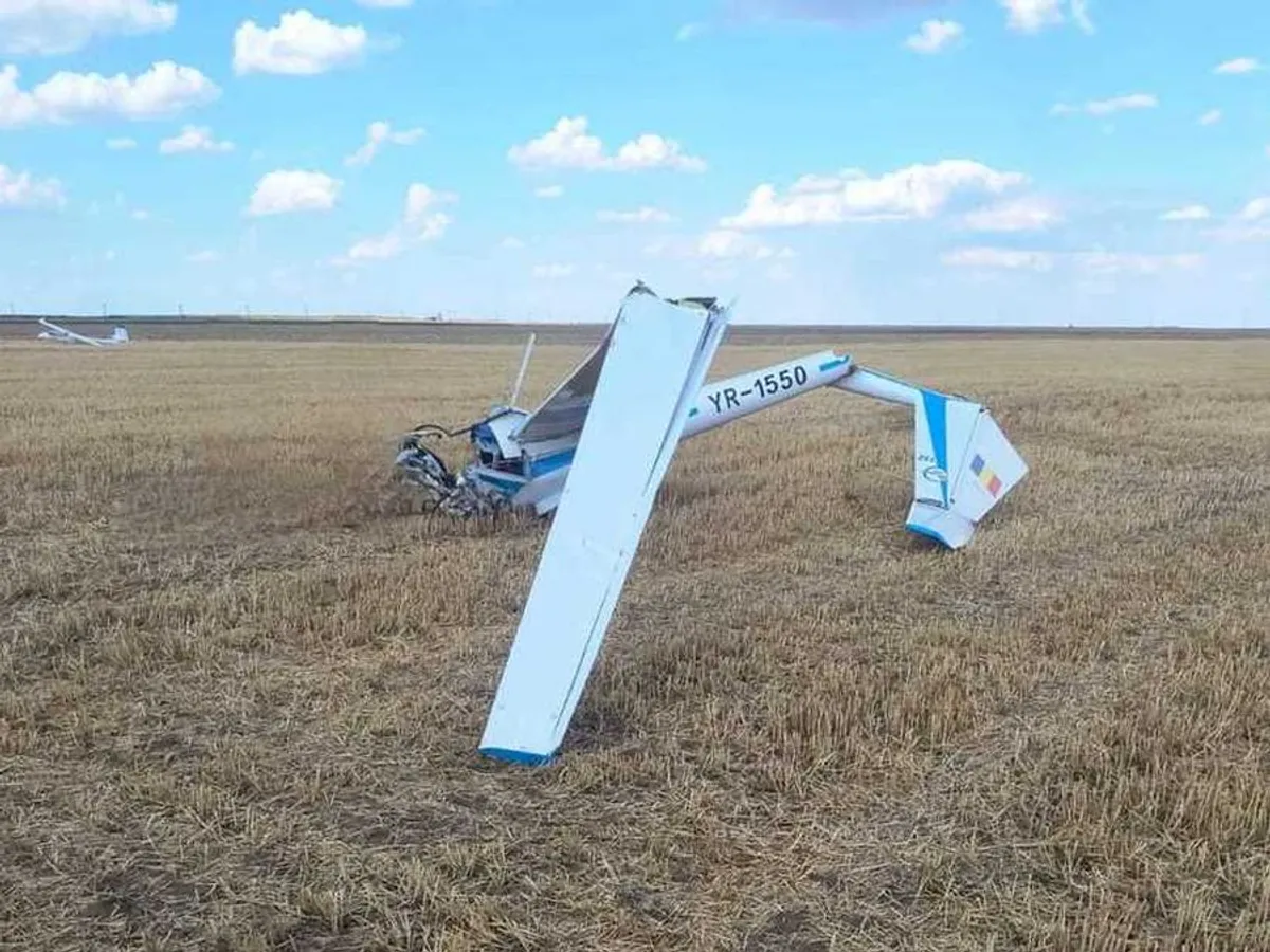 Un planor s-a prăbuşit pe un câmp din judeţul Olt. Ce s-a întâmplat cu pilotul? - Foto: ISU Olt