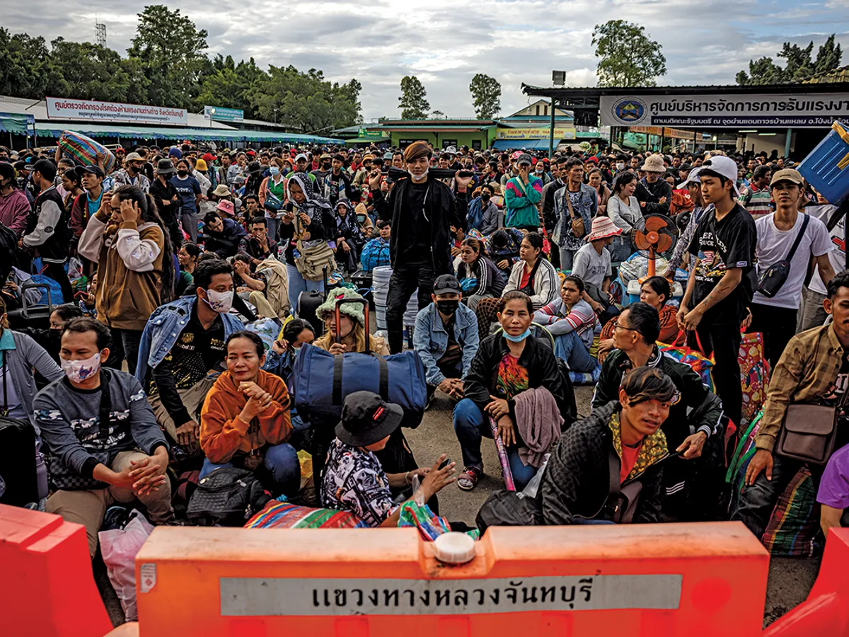 DISPUTĂ Muncitori migranți cambodgieni așteaptă să treacă un punct de control la frontieră pe 29 iulie în Chanthaburi, Thailanda. Luptele recente au reînviat o animozitate veche de secole