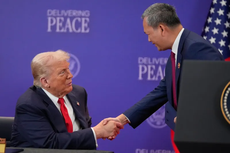 Prim-ministrul cambodgian Hun Manet și președintele Donald Trump în timpul unei ceremonii de semnare în marja summitului ASEAN de la Kuala Lumpur, 26 octombrie - Foto: Profimedia Images