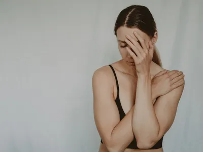 Femeie cu dureri de cap - Foto: Pexels (cu rol ilustrativ)