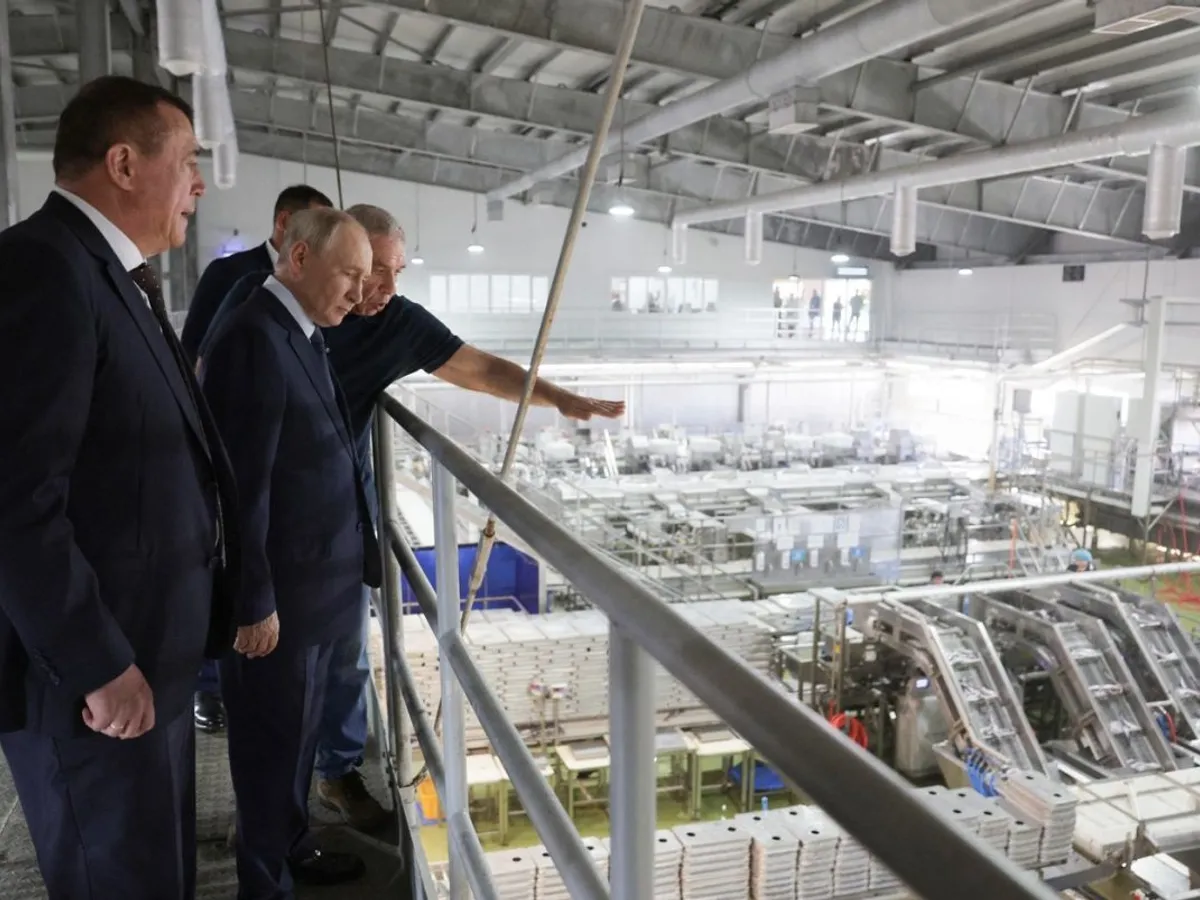 Vladimir Putin vizitează fabrica de procesare a peștelui Iasni, de pe insula Iturup - Foto: Profimedia Images