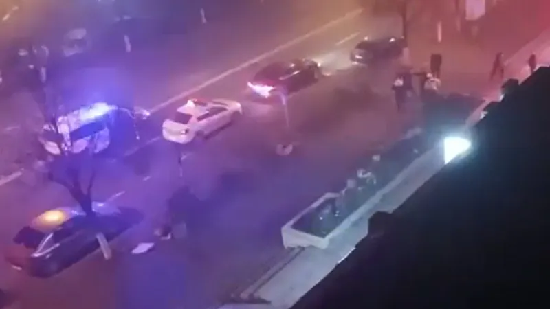 Un polițist lovește cu picioarele 3 bărbați imobilizați de jandarmi. Înainte, îl îmbrânciseră. / Foto: captură video