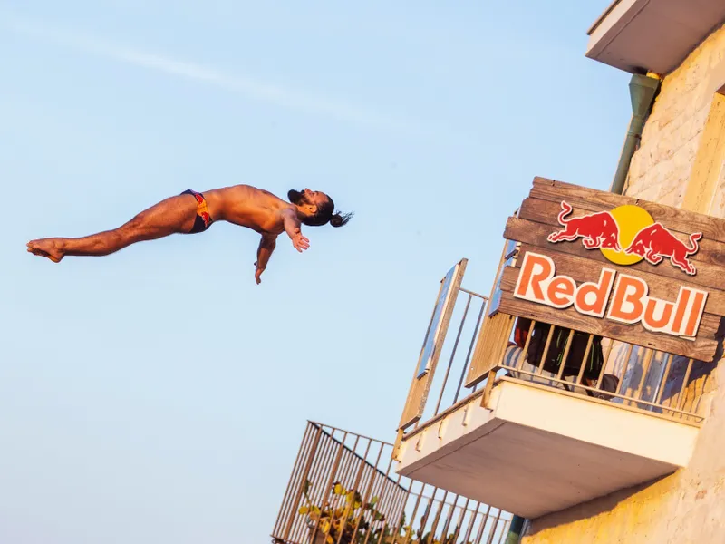 Doi români, în „Top 8”, în campionatul mondial de sărituri în apă, de la 27 de metri, de pe stânci - Foto: Red Bull
