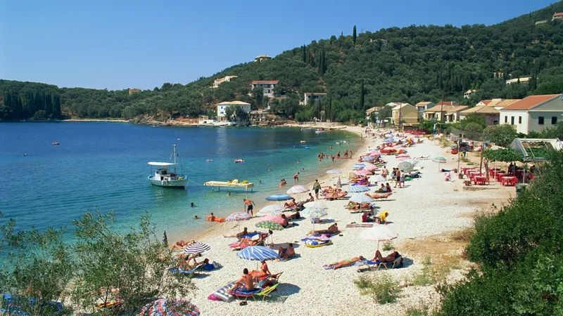 Turiști la plajă în Grecia - Foto: Profimedia