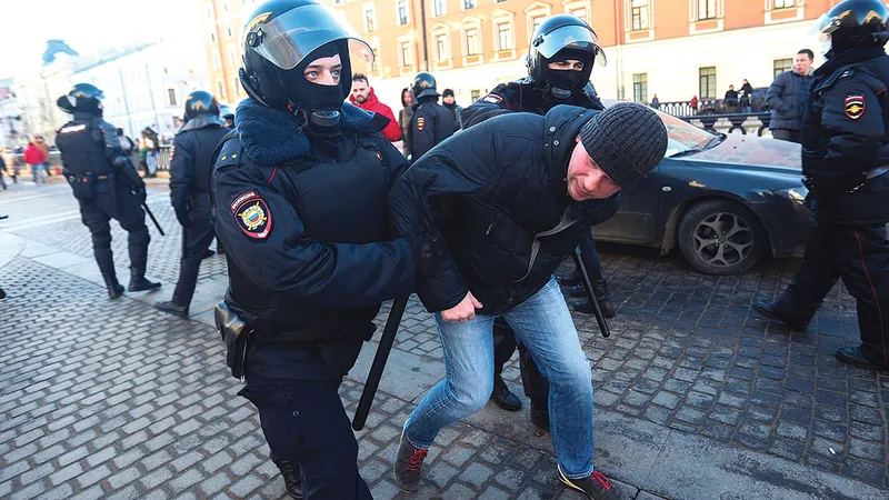 Polițiștii ruși au arestat în masă participanți la protestele anti-război din Sankt Petersburg - Foto: Getty Images