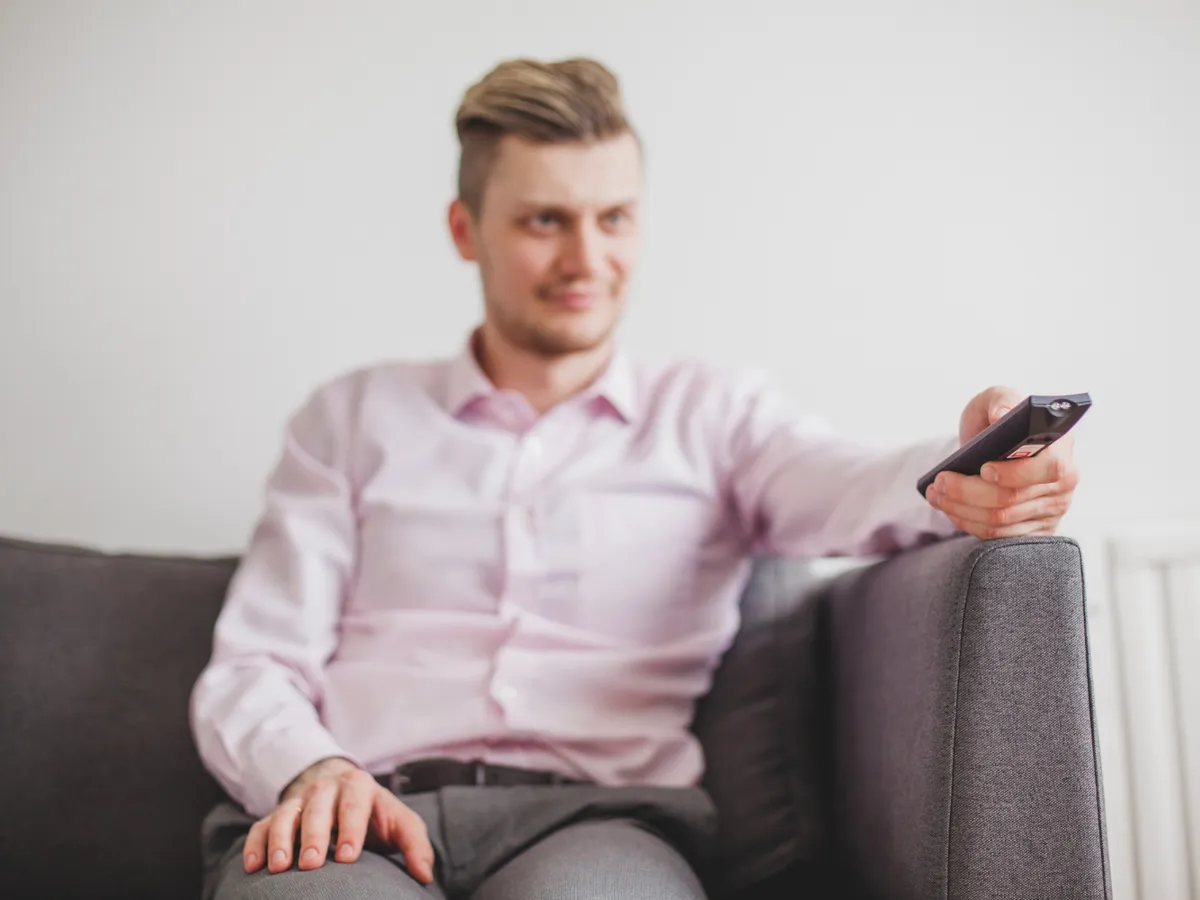 Persoană cu telecomandă în mână - Foto: Freepik (Imagine cu rol ilustrativ)