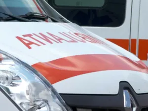Foto: O femeie a căzut de la etajul clinicii unde era internată cu copilul. Ambulanța a intervenit dar a constat decesul mamei Sursa: captură video PROTV