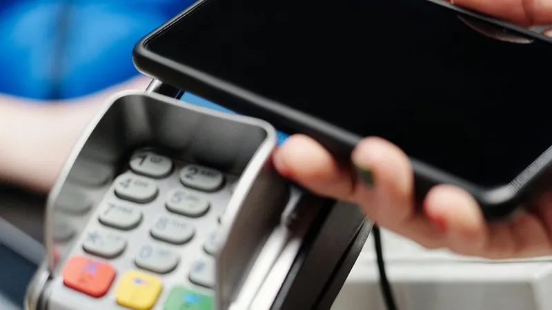 CEC Bank lansează un serviciu de plăţi cu telefonul mobil, fără card bancar - Foto: Pexels/Jack Sparrow