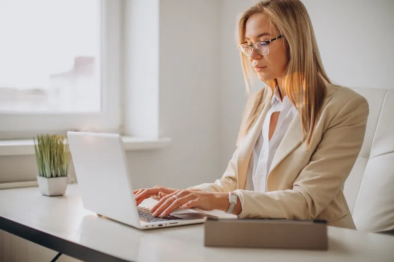 Angajată la birou - Foto: Freepik