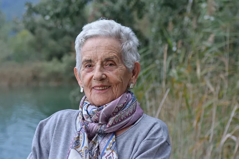 Pensionară la pensie - Foto: Magnific