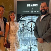 Ambasadorul Elveției la București, Massimo Baggi, soția sa Marcela și Ion Schiau, fondatorul Albini Prassa la lansarea Benrus în România Foto: Albini Prassa