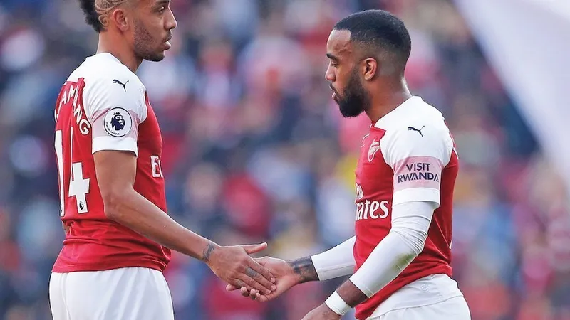Pierre-Emerick Aubameyang îl felicită pe colegul său Alexandre Lacazette pentru o nouă reușită