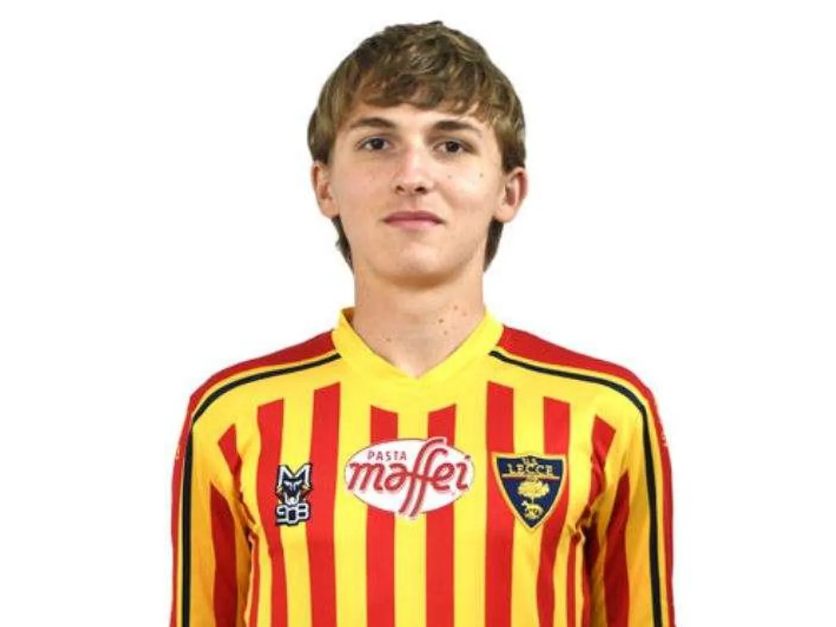 Fotbalistul Cătălin Vulturar, pe lista The Guardian cu cei mai talentaţi jucători născuţi în 2004. / Foto: uslecce.it