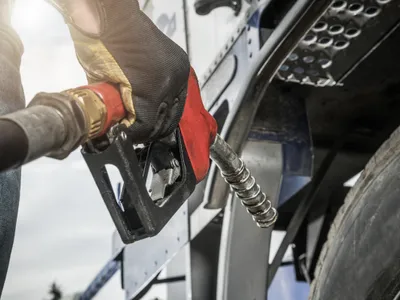 Un șofer alimentează camionul - Foto: Freepik (imagine cu rol ilustrativ)