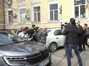 Călin Georgescu, părăsit de adulatori. Singur, doar cu bodyguardul la controlul judiciar Foto: captură Youtube Epoch Times Romania