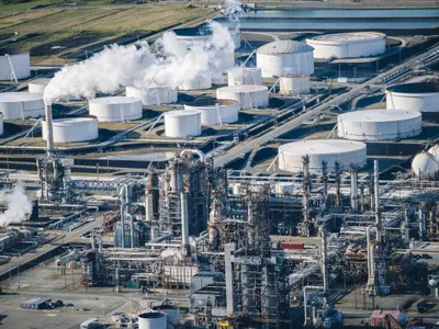 Rânduri de rezervoare de stocare a petrolului, într-o rafinărie de petrol - Foto: Profimedia Images