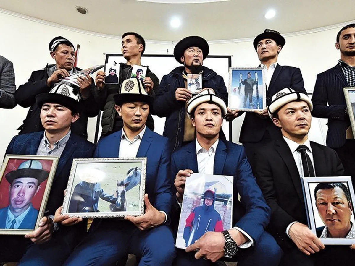 Un grup de kirghizi cu portretele rudelor despre care se tem că sunt închise în „taberele de reeducare“ în provincia Xianjiang, nord-estul Chinei
