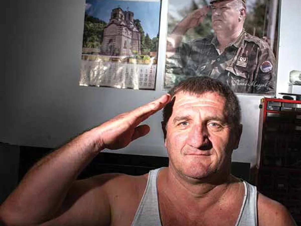 Milan Mijatović a făcut parte din Poliția Militară a Armatei Republicii Mijatović și a fost detașat în Croația și Bosnia-Herzegovina.El are și acum acasă, pe perete, un afiș cu criminalul de război Ratko Mladic