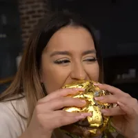 O vloggăriță s-a declarat impresionată de burgerul cu foiță de aur servit la restaurantul de fițe din Cluj al șefului PSD Câmpia Turzii - Foto: captură video