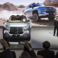 A apărut SUV-ul hibrid de lux care poate să plutească. Cine îl face - Foto: Profimedia Images