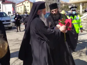 Înmormântarea unui preot la Iași ignoră pandemia/FOTO: ziaruldeiasi.ro