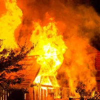 Un bărbat și-a dat foc la casă apoi i-a împiedicat pe pompieri să-l stingă. De ce a făcut asta? - Foto: Profimedia Images (imagine cu rol ilustrativ)